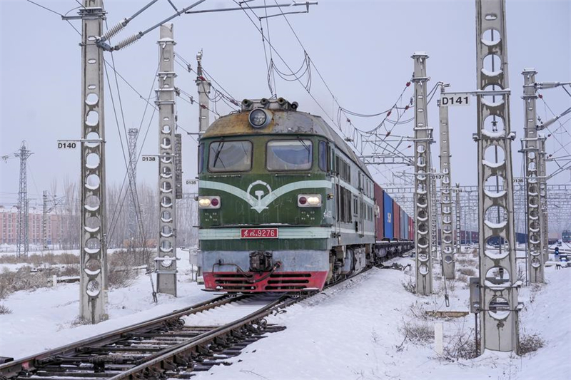 Un train de marchandises Chine-Europe se prépare à quitter le terminal de Horgos à Horgos, dans la région autonome ouïgoure du Xinjiang (nord-ouest de la Chine), le 16 janvier 2024.  (Photo : Qiu Jing)