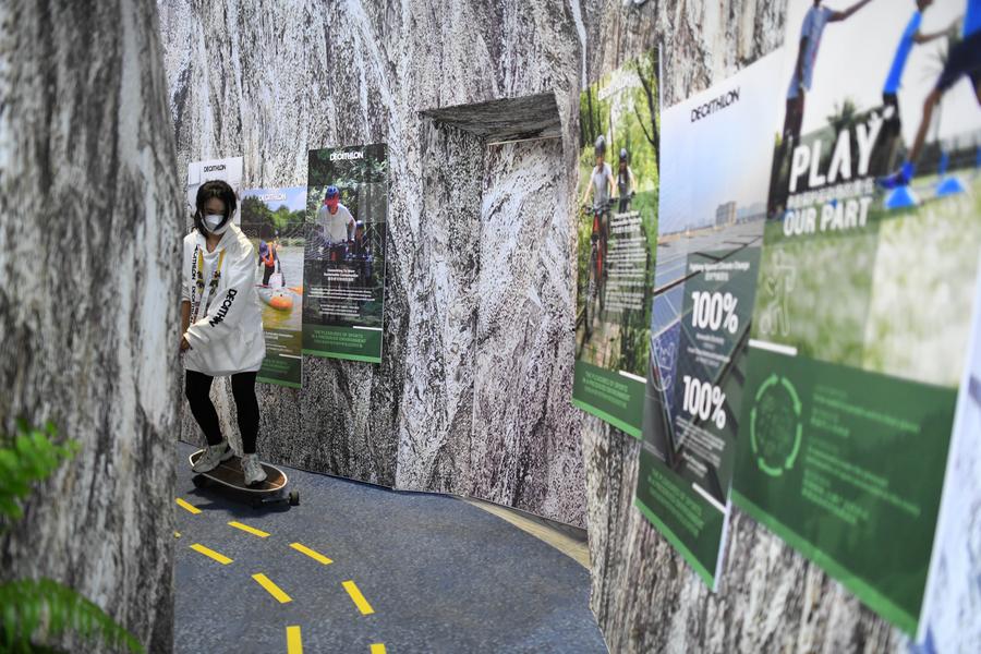 Un membre du personnel fait une démonstration de surfskate sur le stand du détaillant français d'articles de sport Décathlon lors de la 5e Exposition internationale des importations de Chine (China International Import Expo, CIIE) à Shanghai (est de la Chine), le 8 novembre 2022. (Dai Tianfang / Xinhua)