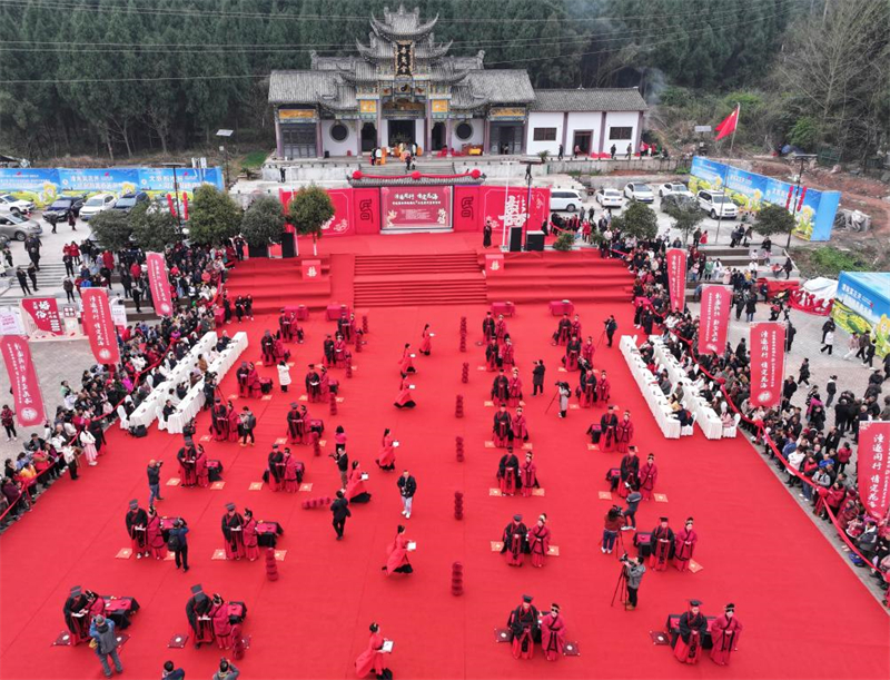 Chongqing : un mariage de groupe de style chinois traditionnel organisé pour 28 nouveaux couples