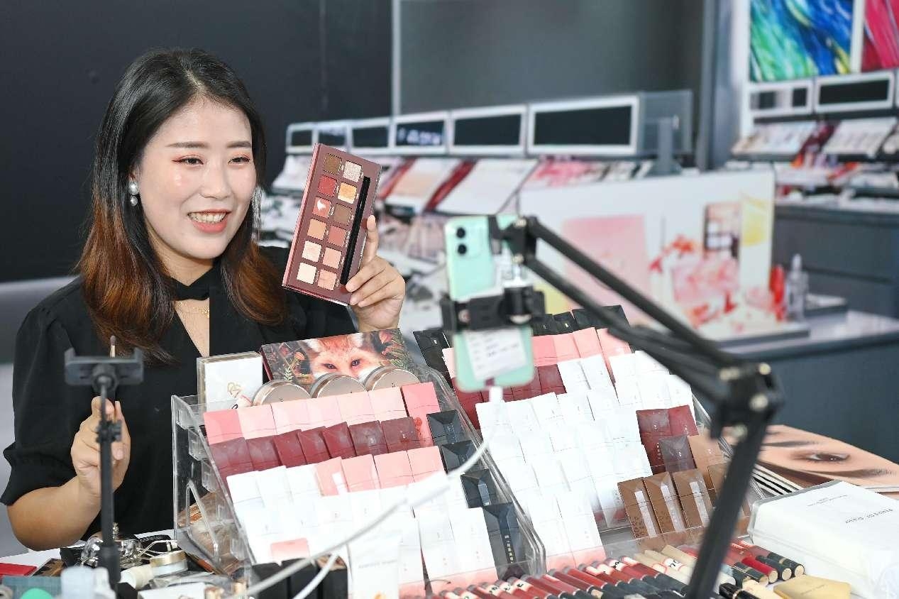 Un animatrice vend des produits cosmétiques via une diffusion en direct transfrontalière à Ganzhou, dans la province du Jiangxi (est de la Chine). (Zhu Haipeng / Pic.people.com.cn)