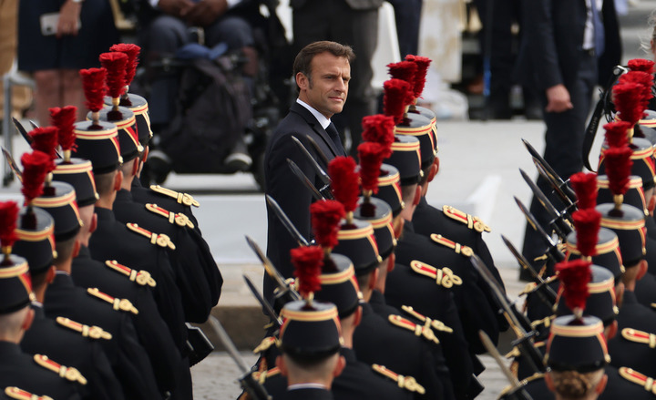 Le président français Emmanuel Macron assiste au défilé militaire traditionnel du 14-Juillet à Paris, en France, le 14 juillet 2023. (Xinhua/Gao Jing)