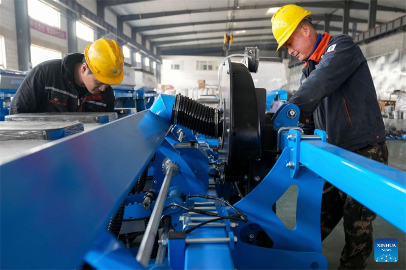 Heilongjiang : les fabricants de machines agricoles travaillent à pleine capacité pour la saison des labours de printemps