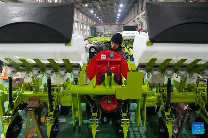 Heilongjiang : les fabricants de machines agricoles travaillent à pleine capacité pour la saison des labours de printemps