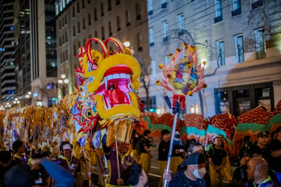 Des gens exécutent la danse du dragon lors d'un défilé célébrant le Nouvel An chinois à San Francisco, aux États-Unis, le 24 février 2024. (Dong Xudong / Xinhua)