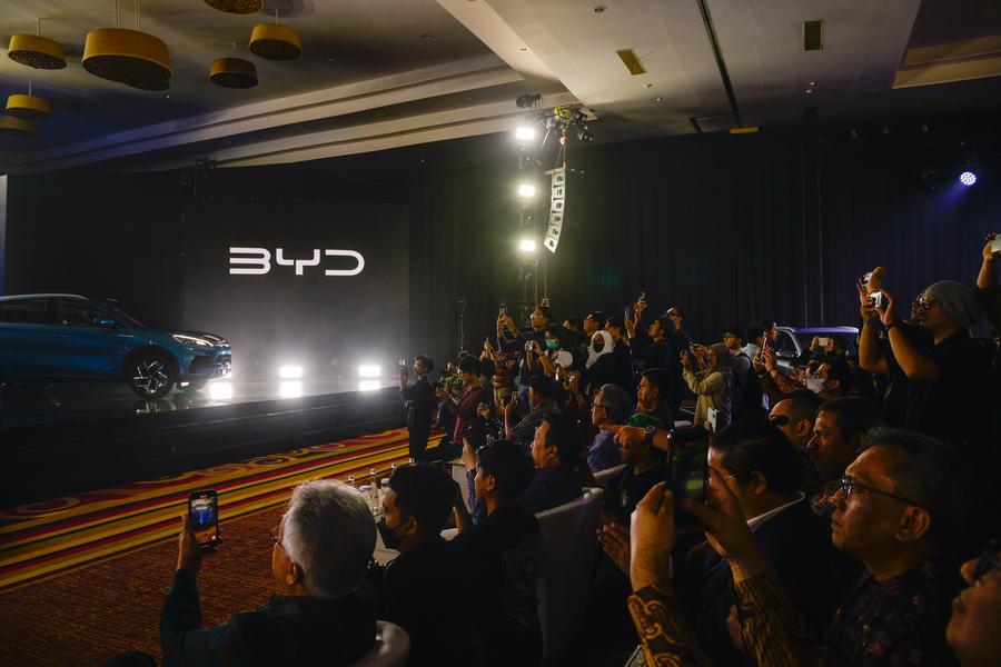 Des journalistes prennent des photos et des vidéos lors du grand lancement de BYD à Jakarta, en Indonésie, le 18 janvier 2024. La société chinoise BYD, leader mondial de la vente de véhicules électriques purs et qui a lancé trois nouvelles voitures particulières électriques, SEAL, Atto 3 et Dolphin, à Jakarta, va poursuivre son expansion dans la région de l'Asie du Sud-Est. (Xu Qin / Xinhua)