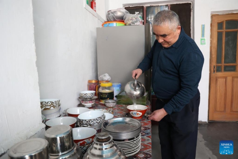 Abdukader Mamtimin, un habitant local, prépare du thé à la rose dans sa maison de thé située dans une communauté historique et culturelle de la ville de Kuqa, dans la région autonome ouïgoure du Xinjiang (nord-ouest de la Chine), le 15 mars 2024. (Zhang Yu / Xinhua)