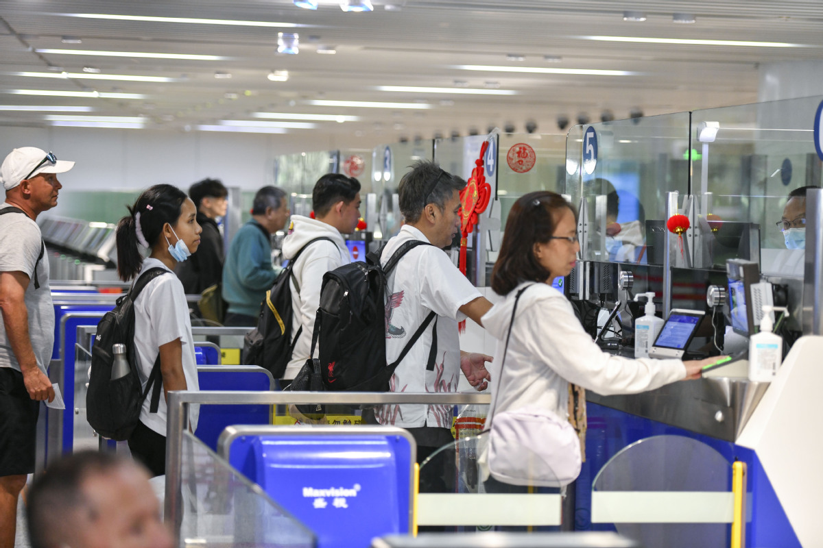Des voyageurs entrants passent par les procédures d'entrée à l'aéroport international Meilan de Haikou, capitale de la province de Hainan (sud de la Chine), le 1er mars. (Luo Yunfei / China News Service)