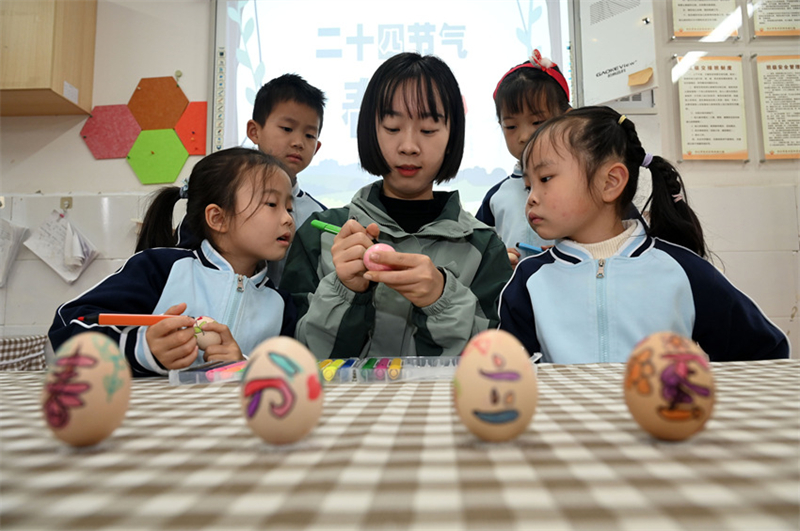 Sichuan : les enfants apprennent les coutumes populaires et célèbrent l'équinoxe de printemps à Neijiang