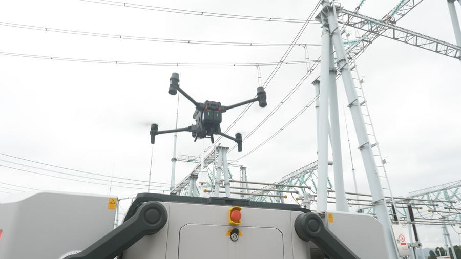 Un drone effectue une mission d'inspection par intelligence artificielle dans une sous-station électrique de Baoshan, dans la province chinoise du Yunnan (sud-ouest), le 22 février 2024. (Photo : Xinhua)