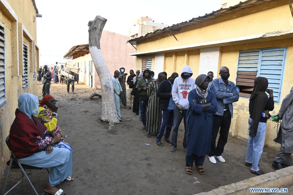 Des électeurs font la queue pour voter à Dakar, au Sénégal, le 24 mars 2024. Le premier tour de l'élection présidentielle sénégalaise a débuté dimanche à 8h heure locale. (Xinhua/Demba Gueye)
