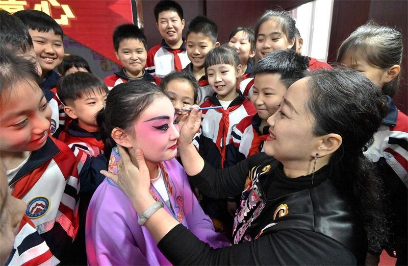 Les élèves chinois apprennent le théâtre à l'occasion de la Journée mondiale du théâtre