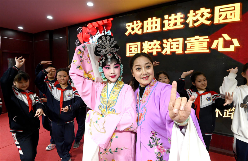 Les élèves chinois apprennent le théâtre à l'occasion de la Journée mondiale du théâtre