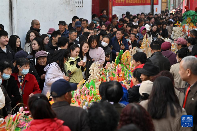 Des personnes admirent un travail de Miansu (des figurines en pâte) le 28 mars dans le canton de Lancheng du comté de Lan, dans la province du Shanxi (nord de la Chine). (Zhan Yan / Xinhua)