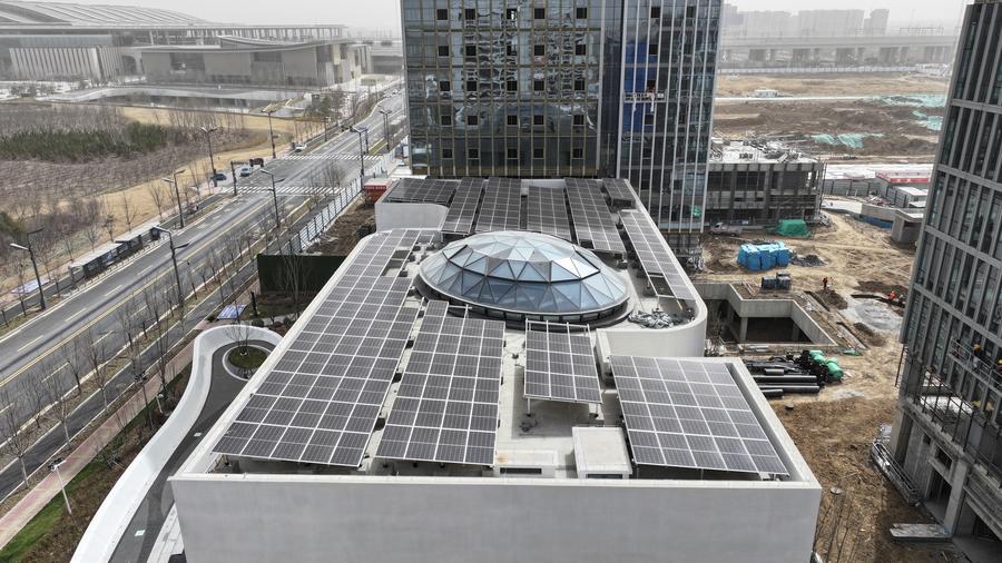 Photo aérienne prise par un drone le 28 mars 2024 montrant l'installation de production d'énergie photovoltaïque sur le toit du centre de communication et d'exposition de la zone pilote de libre-échange de Xiong'an de la Nouvelle Zone de Xiong'an, dans la province du Hebei, dans le nord de la Chine. (Photo : Mu Yu)