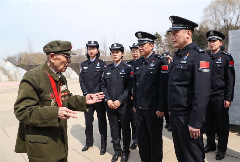 La Chine rend hommage aux héros et aux martyrs à l'occasion du festival Qingming