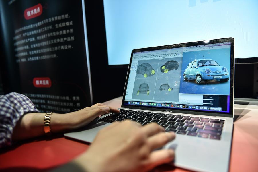 Un employé d'une entreprise technologique fait la démonstration d'un logiciel d'IA lors d'une exposition à la Convention de la science-fiction de Chine 2023, à Beijing, capitale chinoise, le 30 mai 2023. (Photo : Chen Zhonghao)