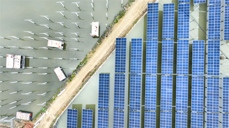 Jiangxi : la construction du projet d'énergie photovoltaïque « pêche + solaire » se poursuit à Hukou