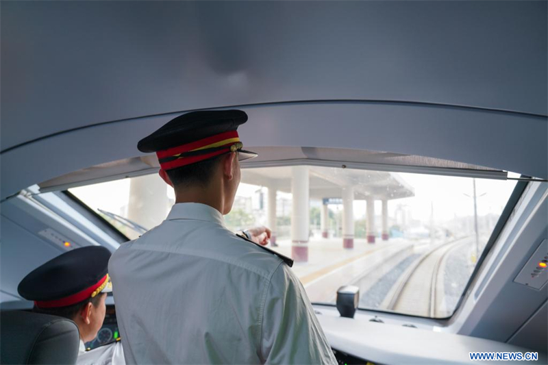 Mise en service d'une nouvelle paire de trains pour le service international de passagers du chemin de fer Chine-Laos