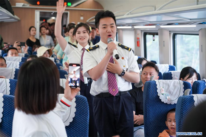 Mise en service d'une nouvelle paire de trains pour le service international de passagers du chemin de fer Chine-Laos