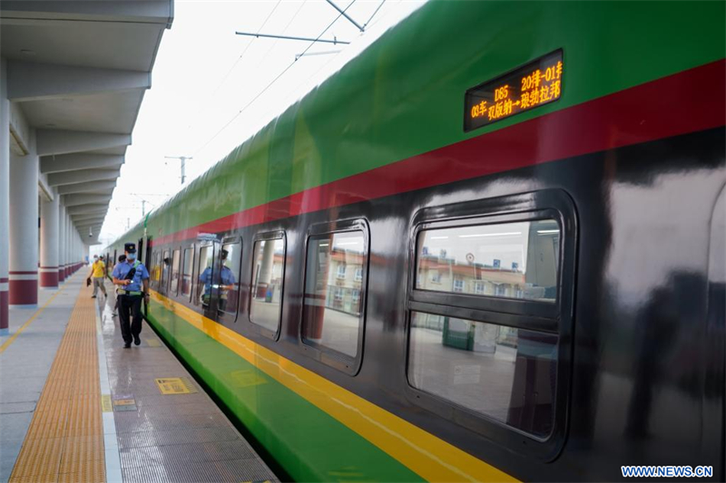 Mise en service d'une nouvelle paire de trains pour le service international de passagers du chemin de fer Chine-Laos