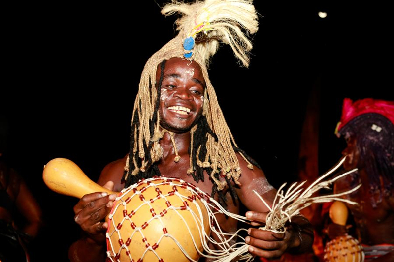 Cette photo prise le 13 avril 2024 montre un spectacle musical traditionnel lors du Marché des Arts du Spectacle africain d'Abidjan, un événement culturel en Côte d'Ivoire. Cet événement se tient du 13 au 20 avril dans la capitale économique ivoirienne Abidjan. (Xinhua/Laurent Idibouo)