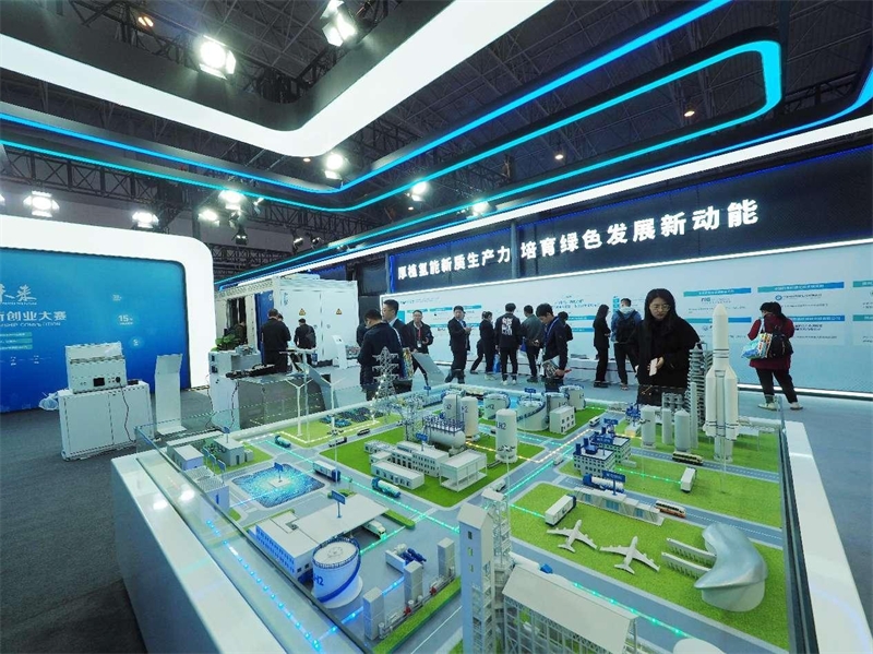 Des gens visitent l'Exposition de l'énergie hydrogène et des piles à combustible de Chine qui s'est tenue à Beijing, le 26 mars 2024. (Du Jianpo / Pic.people.com.cn)