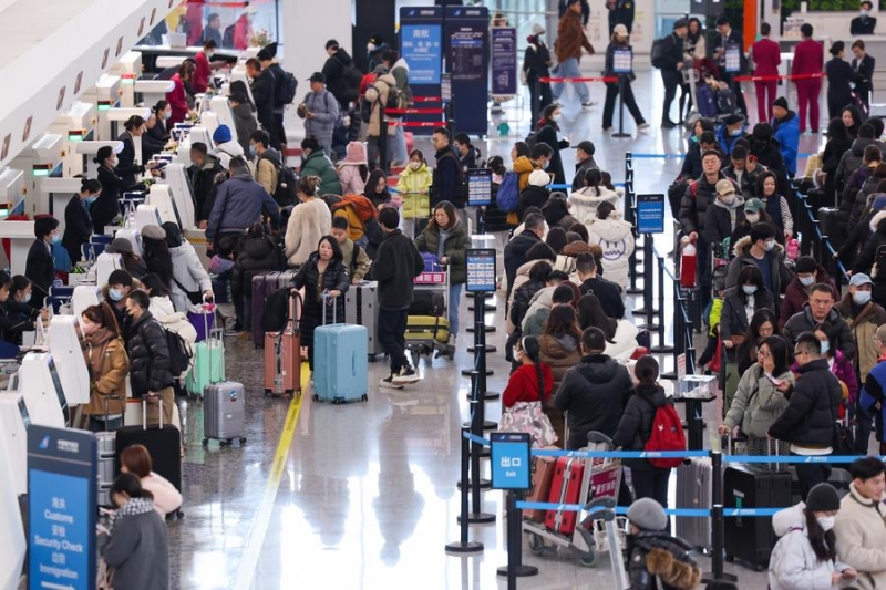 Des passagers font la queue pour s'enregistrer à l'aéroport international Daxing de Beijing, capitale chinoise, le 26 janvier 2024. (Photo : Ju Huanzong)