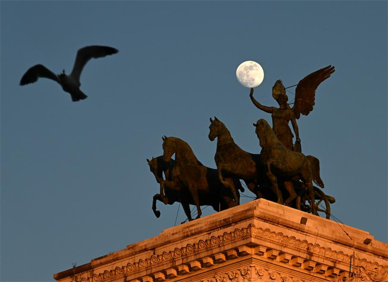 Photo prise le 21 avril 2024 montrant la lune au-dessus de la Piazza Venezia (place Venise) à Rome, en Italie. (Xinhua/Alberto Lingria)