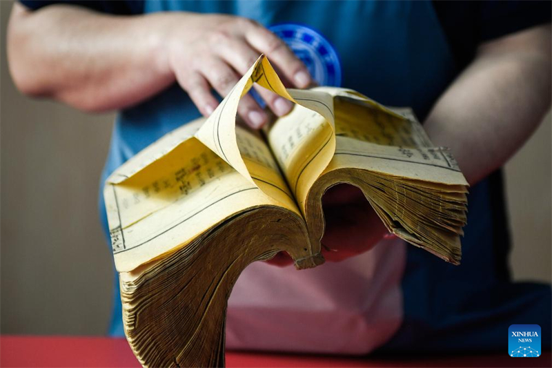 Jilin : des restaurateurs de livres anciens redonnent vie à de vieux livres abîmés