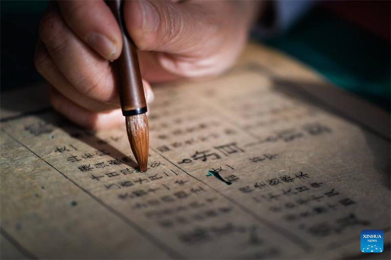 Jilin : des restaurateurs de livres anciens redonnent vie à de vieux livres abîmés