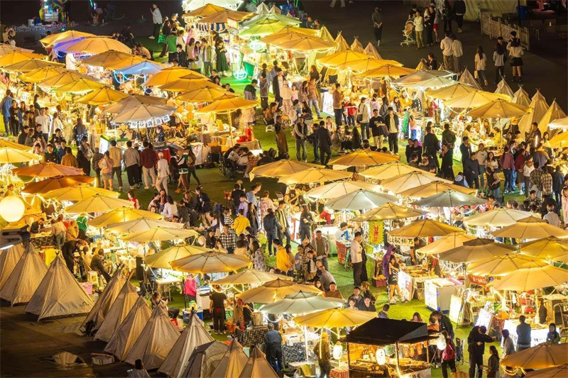 Le marché nocturne sur Nanbin Road, dans le district de Nan'an, à Chongqing (sud-ouest de la Chine), attire de nombreux citoyens venus faire du shopping de loisirs. (Guo Xu / Pic.people.com.cn)