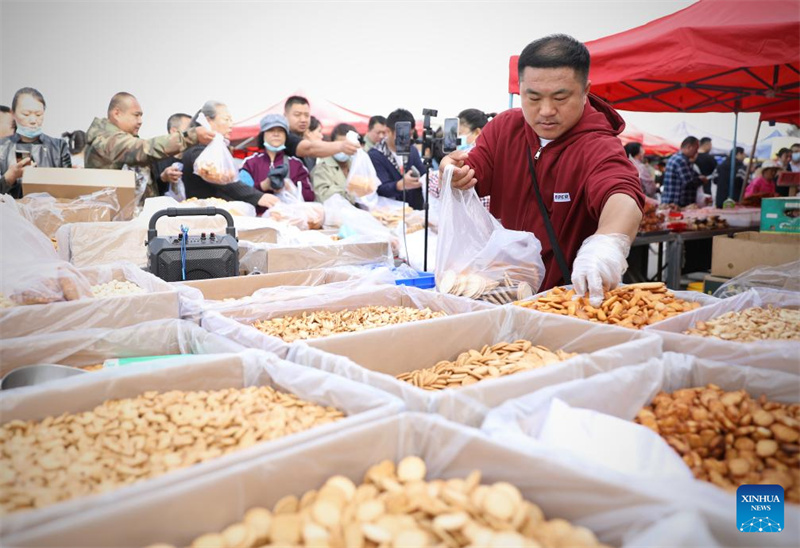 Wei Zhongshuai vend des biscuits sur un marché du district de Bayuquan de la ville de Yingkou, dans la province du Liaoning (nord-est de la Chine), le 25 avril 2024. (Yao Jianfeng / Xinhua)