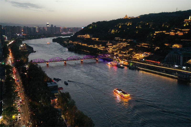 Gansu : les rives du fleuve Jaune s'illuminent pour célébrer le 1er mai à Lanzhou