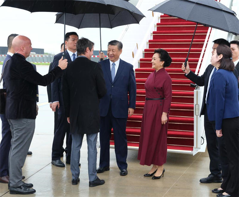 Xi souhaite que sa visite ouvre de meilleures perspectives aux relations sino-françaises