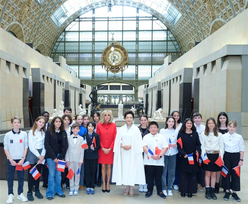 Peng Liyuan et Brigitte Macron visitent le Musée d'Orsay