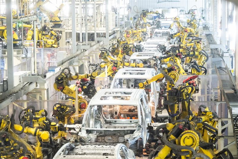 Des robots sur une ligne d'assemblage de Voyah, une marque chinoise de voitures électriques de luxe à Wuhan, dans la province chinoise du Hubei (centre), le 1er avril 2024.  (Photo : Xiao Yijiu)