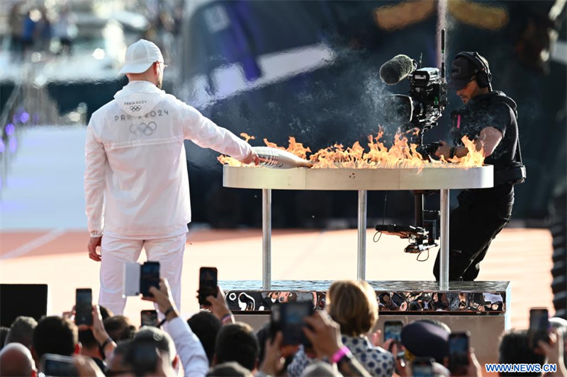 La flamme olympique arrive sur le Vieux-Port de Marseille dans une atmosphère enflammée