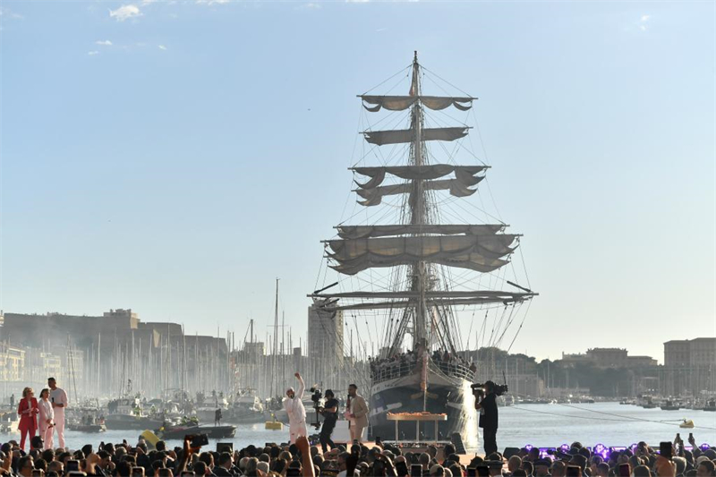 La flamme olympique arrive sur le Vieux-Port de Marseille dans une atmosphère enflammée