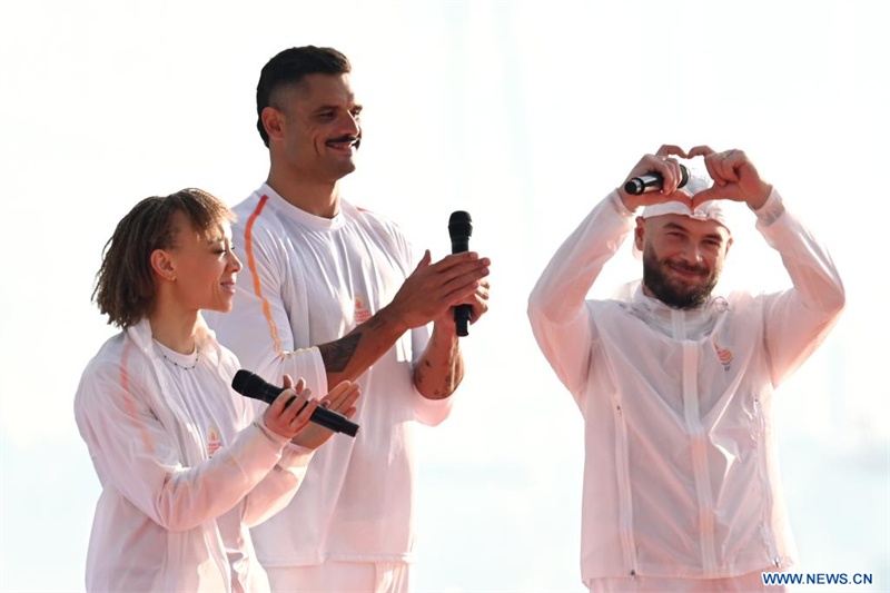 La flamme olympique arrive sur le Vieux-Port de Marseille dans une atmosphère enflammée