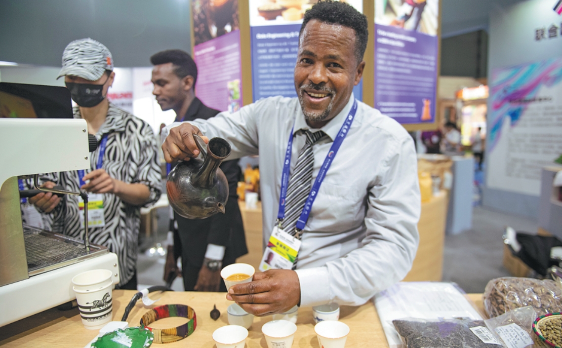 Un exposant prépare du café éthiopien lors de la 3e Exposition économique et commerciale Chine-Afrique au Centre international des congrès et expositions de Changsha, capitale de la province du Hunan (centre de la Chine), le 29 juin 2023. (Photo / Xinhua)