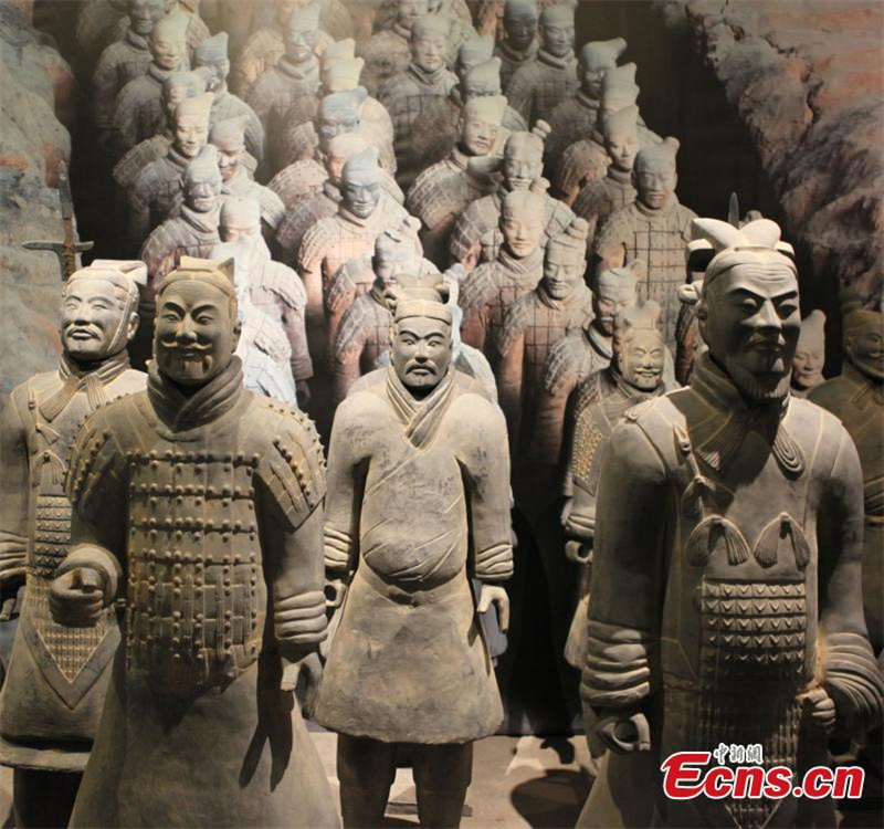 Des répliques des guerriers en terre cuite de la dynastie Qin (221 avant JC-207 avant J.-C.) exposées en Hongrie, le 7 mai 2024. (De Yongjian / China News Service)