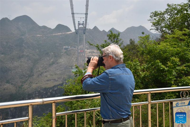 Grégoire de Gaulle, photographe français, prend des photos sur le chantier de construction du pont du Grand canyon de Huajiang, dans la province du Guizhou (sud-ouest de la Chine), le 27 avril 2024. (Luo Fei / Xinhua)