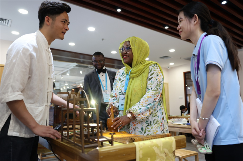 Les jeunes Chinois et Africains ressentent le charme de la culture traditionnelle chinoise à Beijing