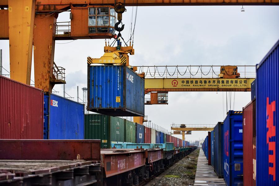 Une grue à châssis transfère un conteneur au port de Horgos à Horgos, dans la région autonome ouïgoure du Xinjiang, dans le nord-ouest de la Chine, le 15 janvier 2024. (Photo : Bai Fengliang)