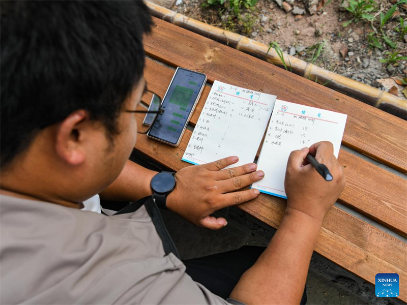 Sichuan : un jeune agriculteur utilise la technologie moderne pour renforcer l'agriculture traditionnelle