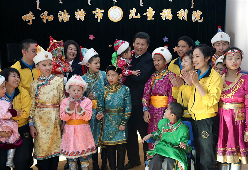 Le 28 janvier 2014, Xi Jinping vient au foyer de protection des enfants de Hohhot pour rendre visite aux enfants, capitale de la région autonome de Mongolie intérieure (nord de la Chine), le 28 janvier 2014. (Photo / Pang Xinglei)