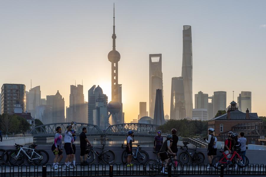 La photo prise le 3 novembre 2023 montre la ville de Shanghai au lever du soleil. (Photo : Wang Xiang)