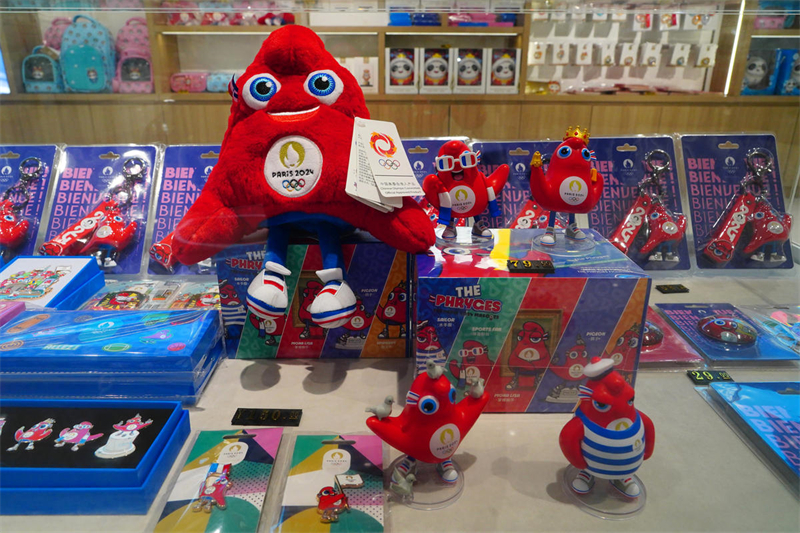 Beijing : les produits sous licence des Jeux Olympiques de Paris 2024 sont en vente !