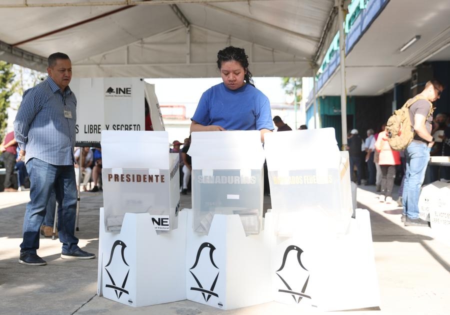 Une électrice dépose son bulletin de vote dans un bureau de vote à Mexico, au Mexique, le 2 juin 2024. (Xinhua/Li Mengxin)