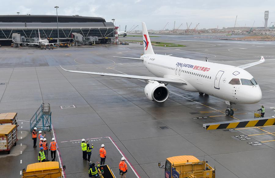 Un avion de ligne C919 de la China Eastern Airlines atterrit à l'aéroport international de Hong Kong, dans le sud de la Chine, le 1er juin 2024.  (Photo : Chen Duo)